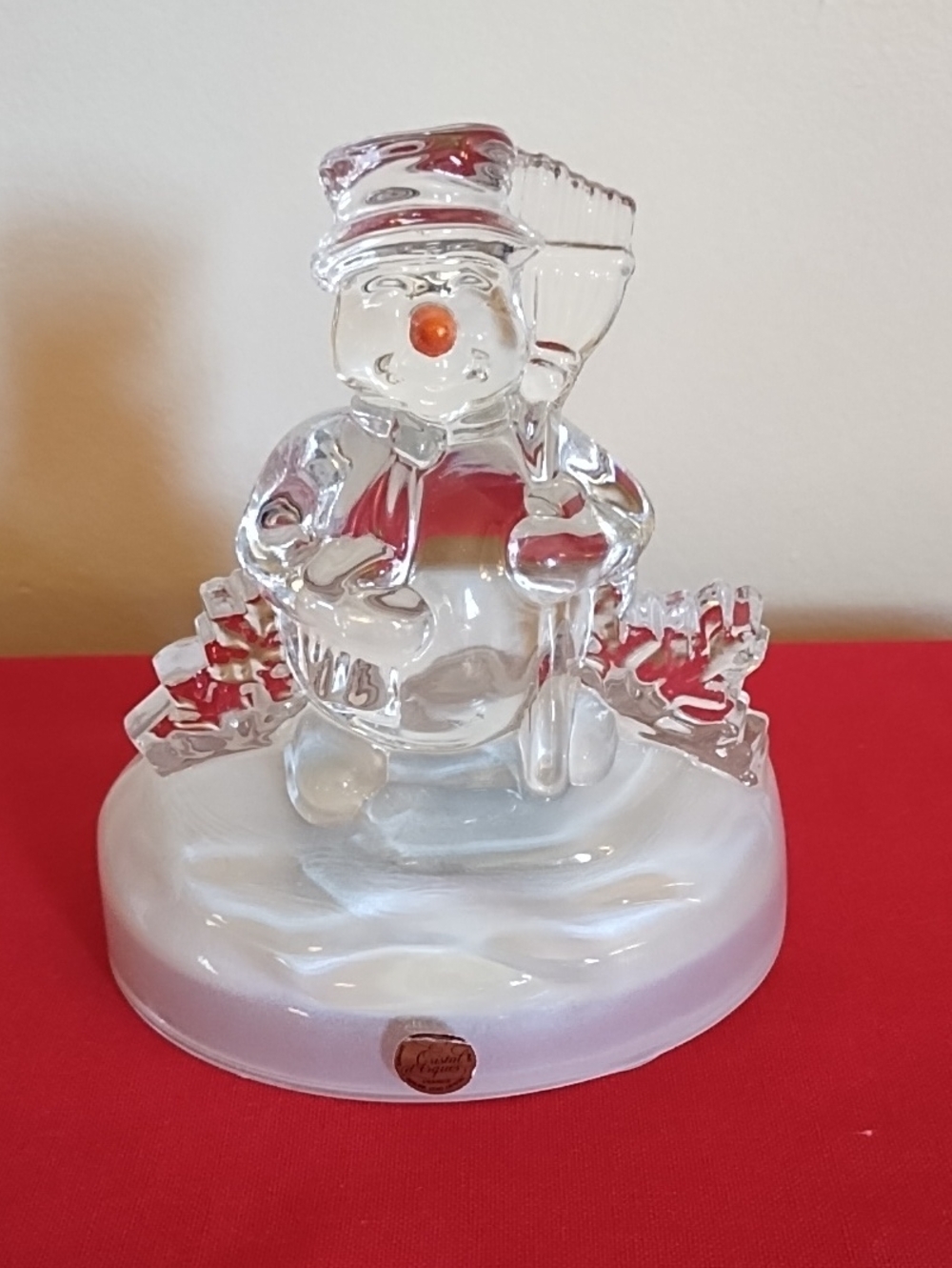 SNOWMAN MUSIC BOX PLAYS "FROSTY THE SNOWMAN". CLEAR MOLDED CRYSTAL.
